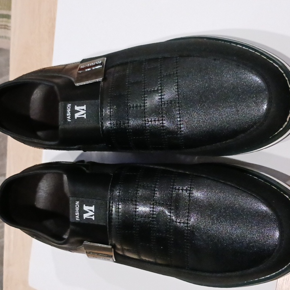 Men's Black Slip-On Loafers Size 8.5